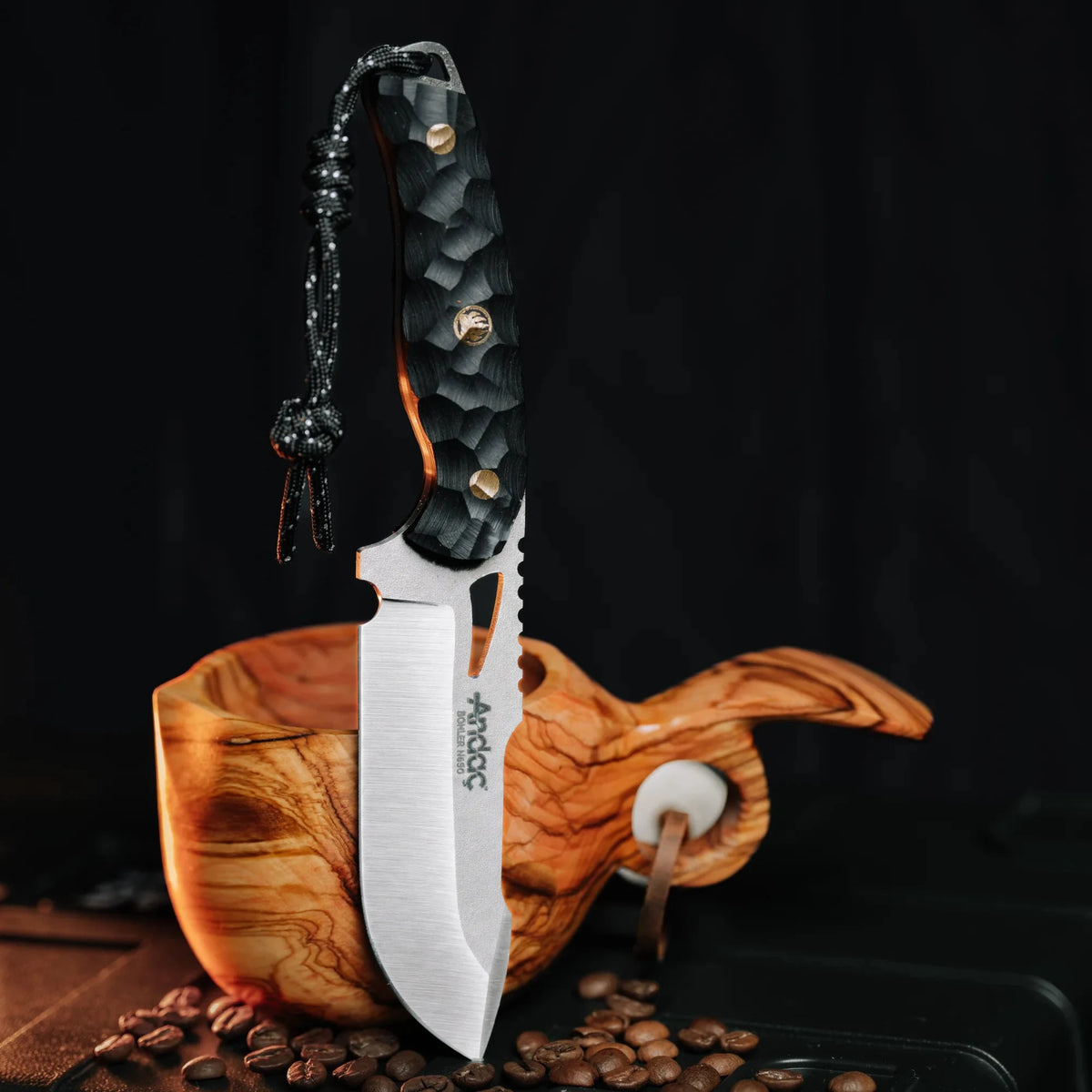Andaç Falcon taktik bıçak, zeytin ağacı kuksa ve kahve çekirdekleri arasında dik duruş