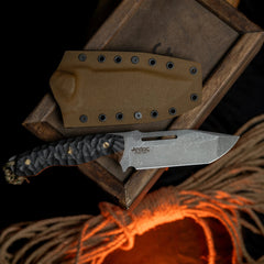Andaç Admiral Stonewash taktik bıçak, siyah kompakt kabza; coyote kydex kılıf ve ahşap tabla üzerinde